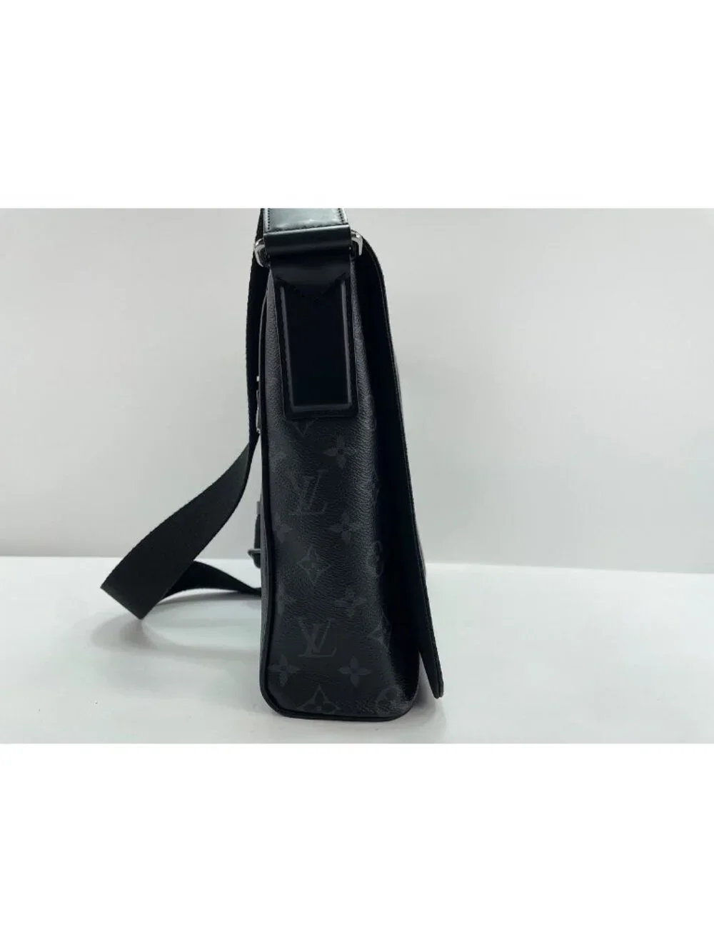 Louis Vuitton Shoulder Bag District